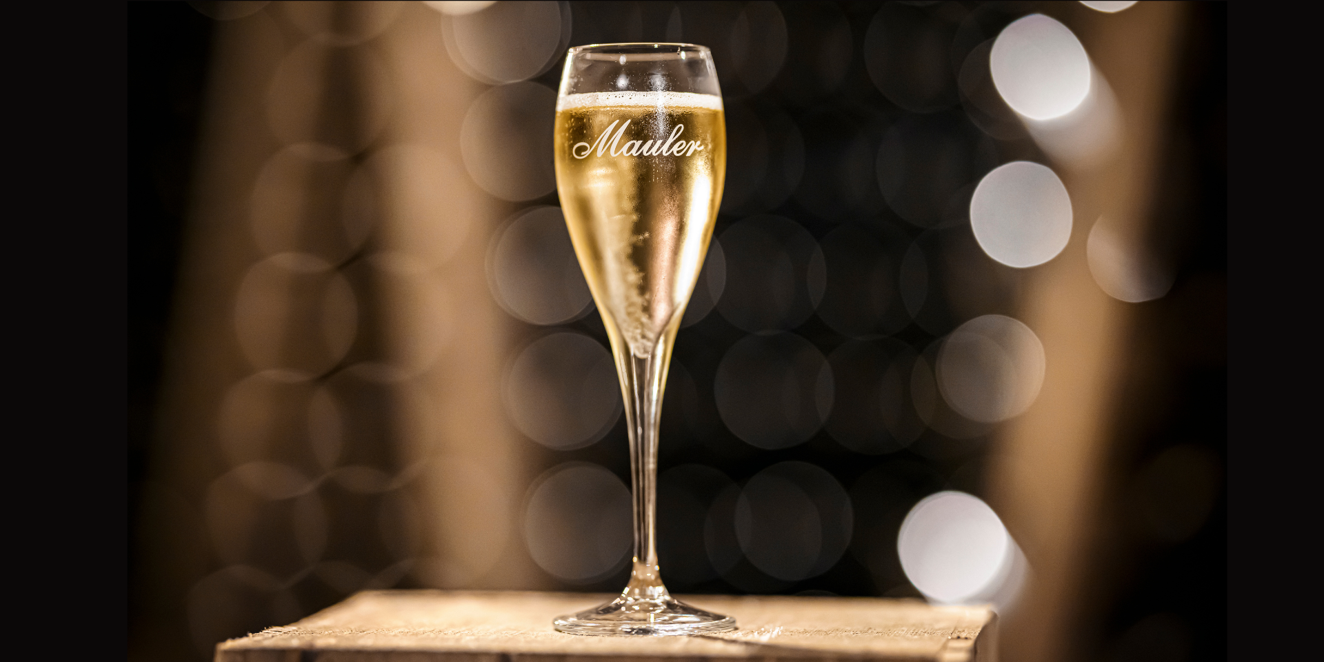 Photo d'une flûte Mauler dans les caves, remplie de mousseux