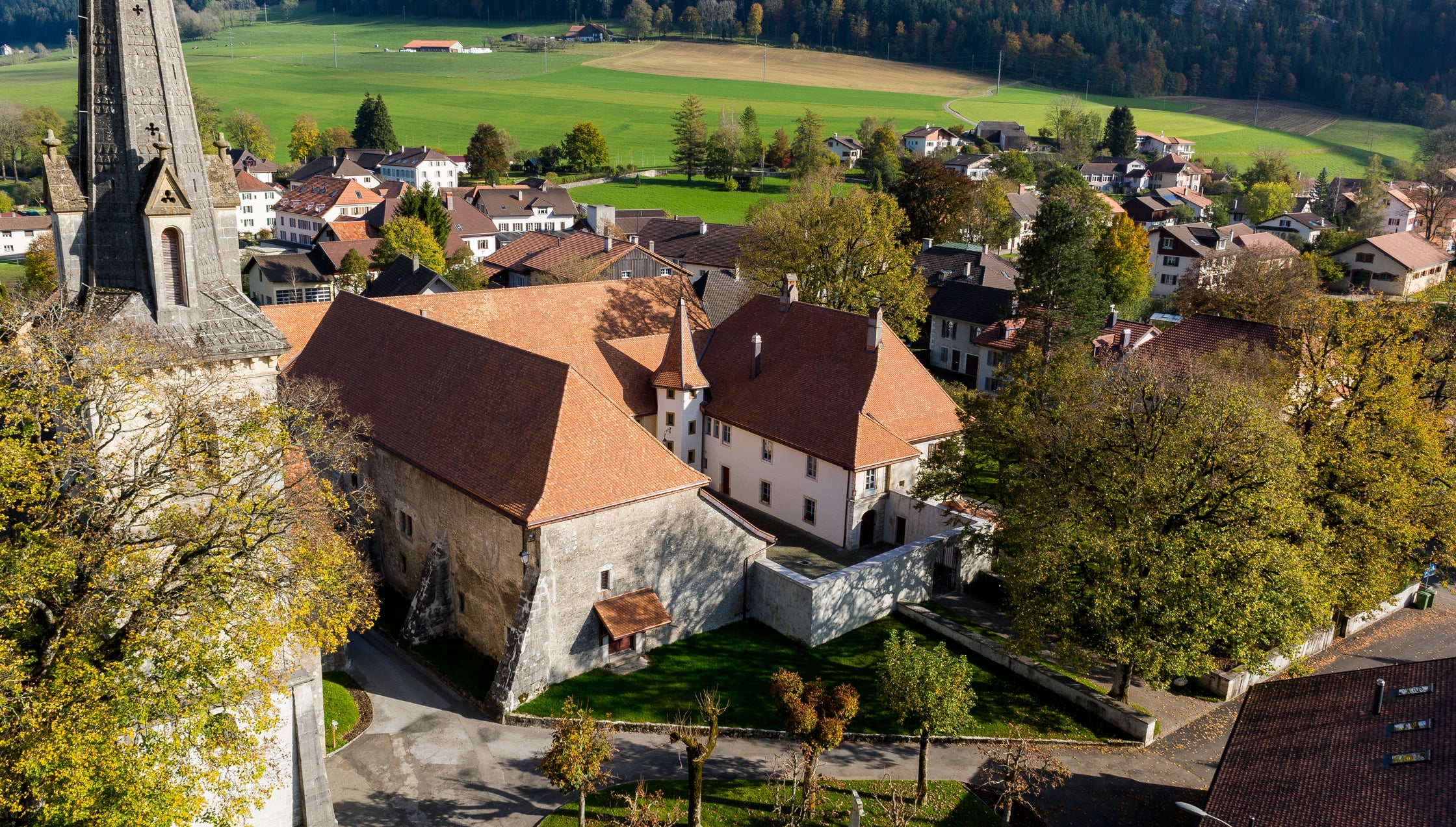 Prieuré St Pierre vu du ciel - Mauler