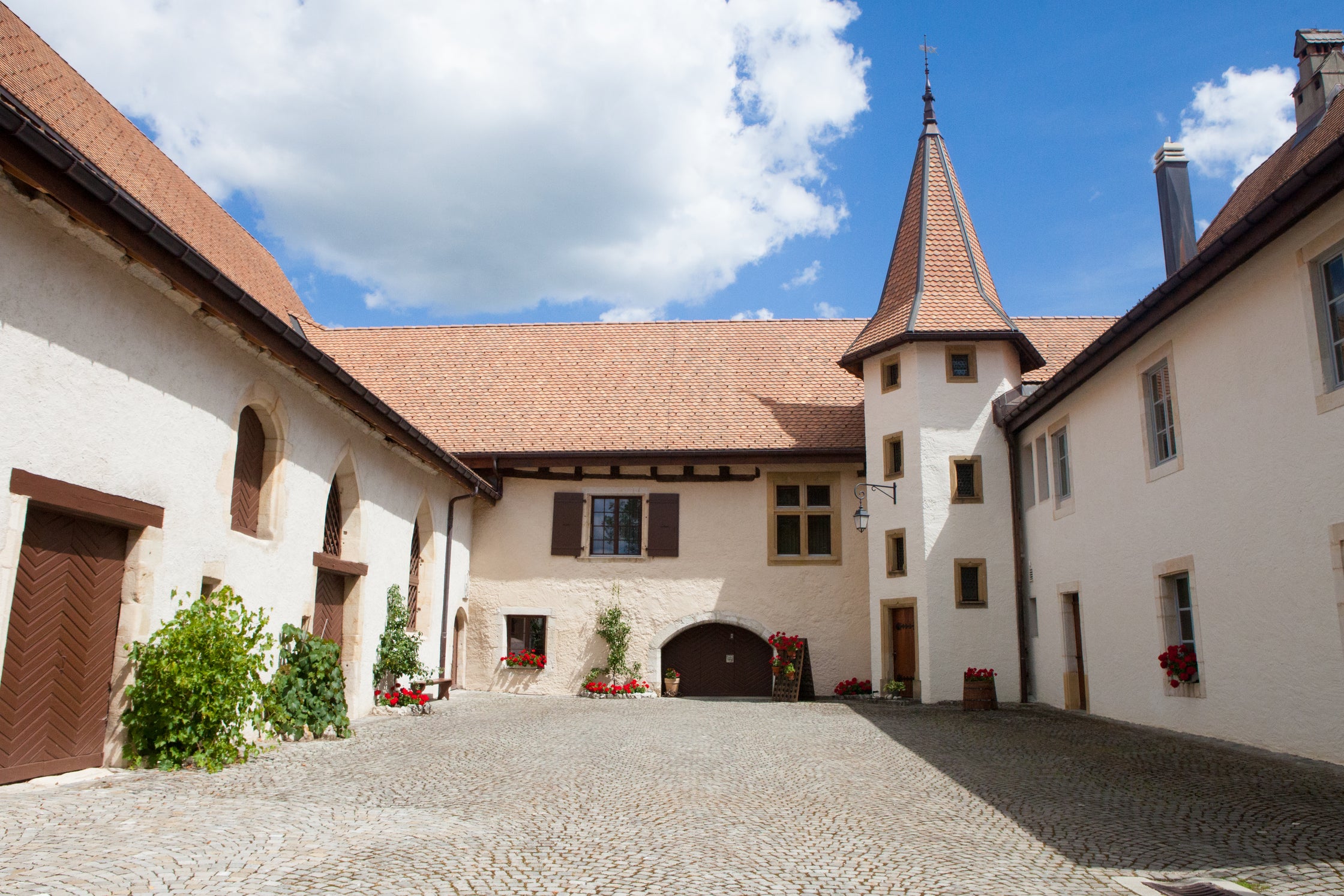 Cour du Prieuré St-Pierre de Môtiers